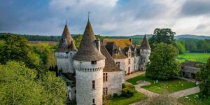 Vue du château de Bridoire en Dordogne, à 32 minutes du Domaine du roc.